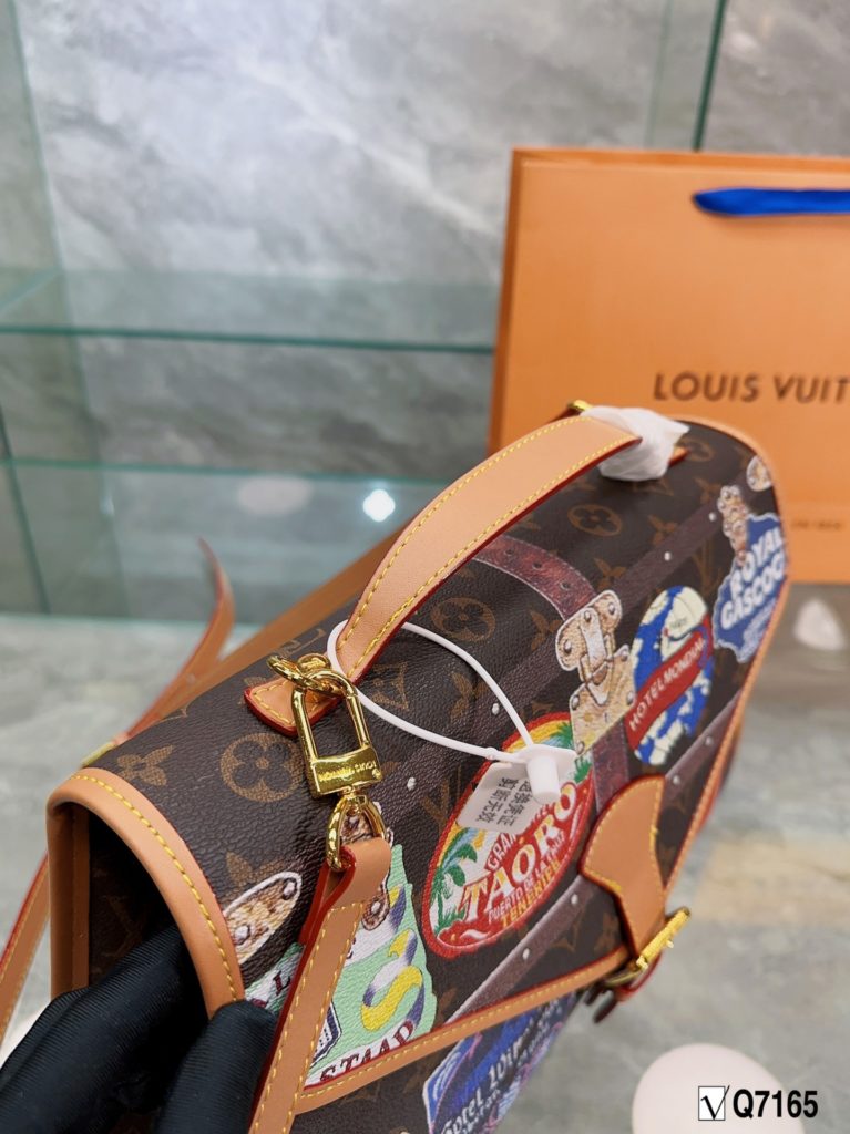 LV mid-antique series nurse bag Louis Vuitton 🌟23 summer new show models, saddlebag crossbody bag new arrival ♥️ cut from Monogram and Monogram Reverse canvas, with calfskin 24k hardware style romantic and spirited new wave of work, the ideal accessory for daytime and dinner styling. Size 38 26