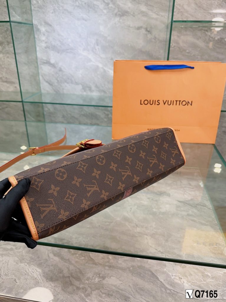 LV mid-antique series nurse bag Louis Vuitton 🌟23 summer new show models, saddlebag crossbody bag new arrival ♥️ cut from Monogram and Monogram Reverse canvas, with calfskin 24k hardware style romantic and spirited new wave of work, the ideal accessory for daytime and dinner styling. Size 38 26