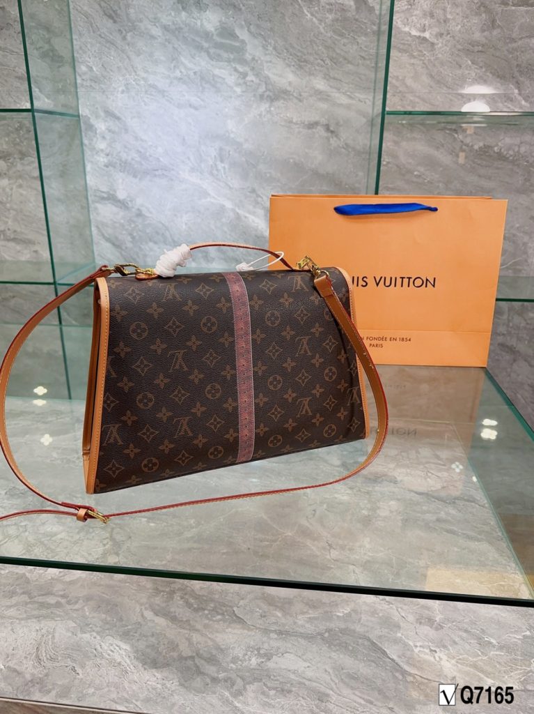 LV mid-antique series nurse bag Louis Vuitton 🌟23 summer new show models, saddlebag crossbody bag new arrival ♥️ cut from Monogram and Monogram Reverse canvas, with calfskin 24k hardware style romantic and spirited new wave of work, the ideal accessory for daytime and dinner styling. Size 38 26