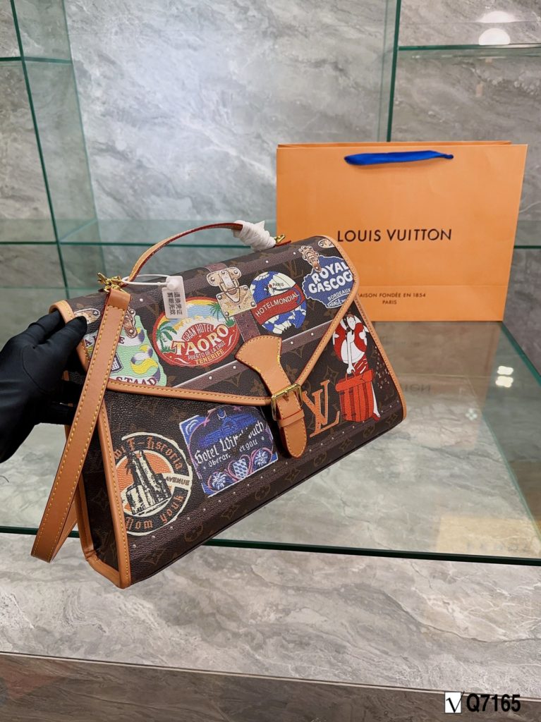 LV mid-antique series nurse bag Louis Vuitton 🌟23 summer new show models, saddlebag crossbody bag new arrival ♥️ cut from Monogram and Monogram Reverse canvas, with calfskin 24k hardware style romantic and spirited new wave of work, the ideal accessory for daytime and dinner styling. Size 38 26