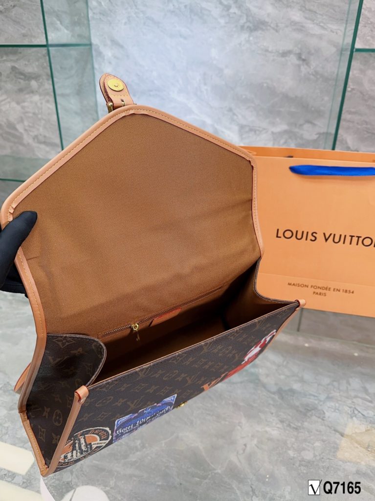 LV mid-antique series nurse bag Louis Vuitton 🌟23 summer new show models, saddlebag crossbody bag new arrival ♥️ cut from Monogram and Monogram Reverse canvas, with calfskin 24k hardware style romantic and spirited new wave of work, the ideal accessory for daytime and dinner styling. Size 38 26