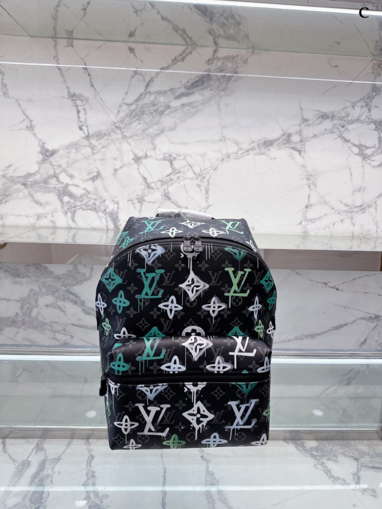 lv graffiti shoulder bag 🎒<br>Finally found a boy's commuter bag that can fit and is not ugly! Previously been carrying<br>Gaston Luga this brand from Sweden Stockholm day, the design is also very Scandinavian, clean lines, not the slightest drag ~<br>Layers are also very humane, in addition to the inner layer, there is a computer layer and several compartments for small things ~ capacity is also super large, 1-2 days of short trips is also completely enough to cope with. 30 38cm