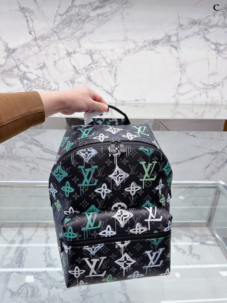 lv graffiti shoulder bag 🎒<br>Finally found a boy's commuter bag that can fit and is not ugly! Previously been carrying<br>Gaston Luga this brand from Sweden Stockholm day, the design is also very Scandinavian, clean lines, not the slightest drag ~<br>Layers are also very humane, in addition to the inner layer, there is a computer layer and several compartments for small things ~ capacity is also super large, 1-2 days of short trips is also completely enough to cope with. 30 38cm