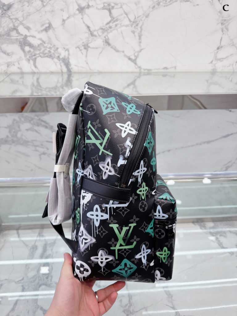 lv graffiti shoulder bag 🎒<br>Finally found a boy's commuter bag that can fit and is not ugly! Previously been carrying<br>Gaston Luga this brand from Sweden Stockholm day, the design is also very Scandinavian, clean lines, not the slightest drag ~<br>Layers are also very humane, in addition to the inner layer, there is a computer layer and several compartments for small things ~ capacity is also super large, 1-2 days of short trips is also completely enough to cope with. 30 38cm