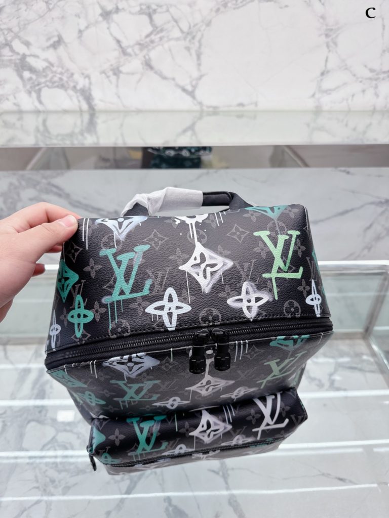 lv graffiti shoulder bag 🎒<br>Finally found a boy's commuter bag that can fit and is not ugly! Previously been carrying<br>Gaston Luga this brand from Sweden Stockholm day, the design is also very Scandinavian, clean lines, not the slightest drag ~<br>Layers are also very humane, in addition to the inner layer, there is a computer layer and several compartments for small things ~ capacity is also super large, 1-2 days of short trips is also completely enough to cope with. 30 38cm