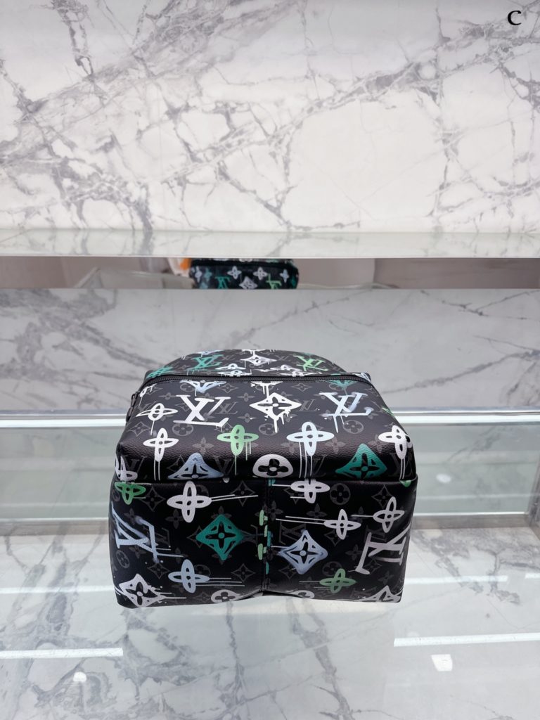 lv graffiti shoulder bag 🎒<br>Finally found a boy's commuter bag that can fit and is not ugly! Previously been carrying<br>Gaston Luga this brand from Sweden Stockholm day, the design is also very Scandinavian, clean lines, not the slightest drag ~<br>Layers are also very humane, in addition to the inner layer, there is a computer layer and several compartments for small things ~ capacity is also super large, 1-2 days of short trips is also completely enough to cope with. 30 38cm