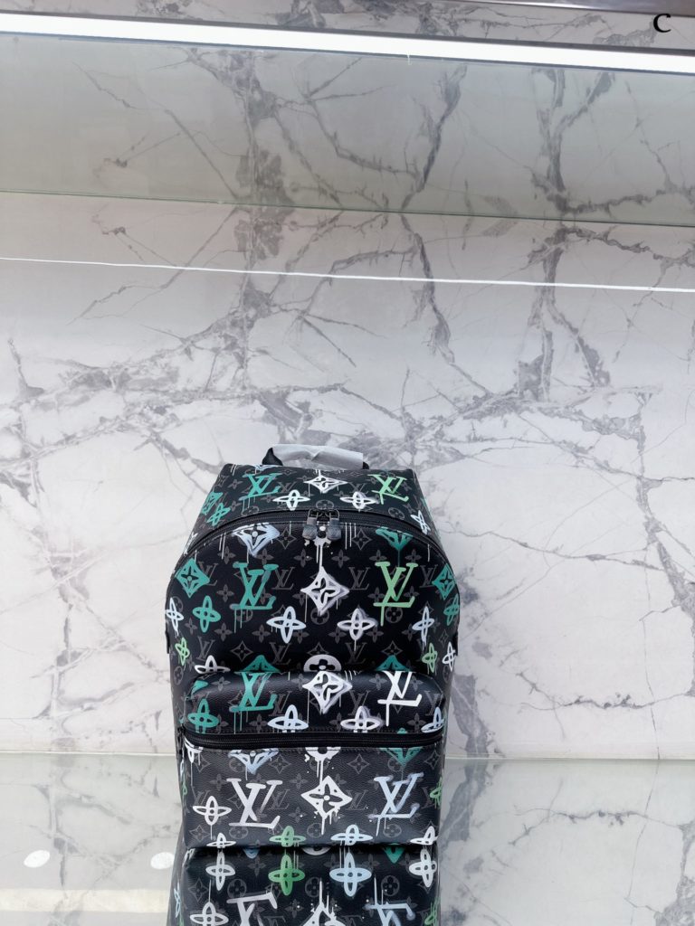 lv graffiti shoulder bag 🎒<br>Finally found a boy's commuter bag that can fit and is not ugly! Previously been carrying<br>Gaston Luga this brand from Sweden Stockholm day, the design is also very Scandinavian, clean lines, not the slightest drag ~<br>Layers are also very humane, in addition to the inner layer, there is a computer layer and several compartments for small things ~ capacity is also super large, 1-2 days of short trips is also completely enough to cope with. 30 38cm