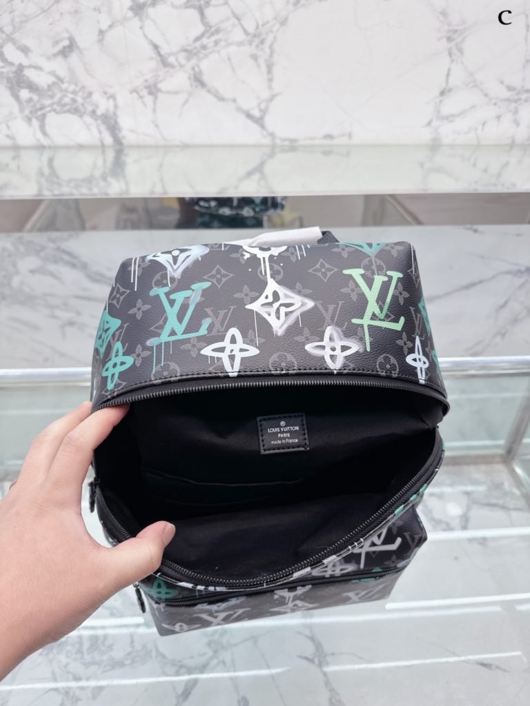 lv graffiti shoulder bag 🎒<br>Finally found a boy's commuter bag that can fit and is not ugly! Previously been carrying<br>Gaston Luga this brand from Sweden Stockholm day, the design is also very Scandinavian, clean lines, not the slightest drag ~<br>Layers are also very humane, in addition to the inner layer, there is a computer layer and several compartments for small things ~ capacity is also super large, 1-2 days of short trips is also completely enough to cope with. 30 38cm