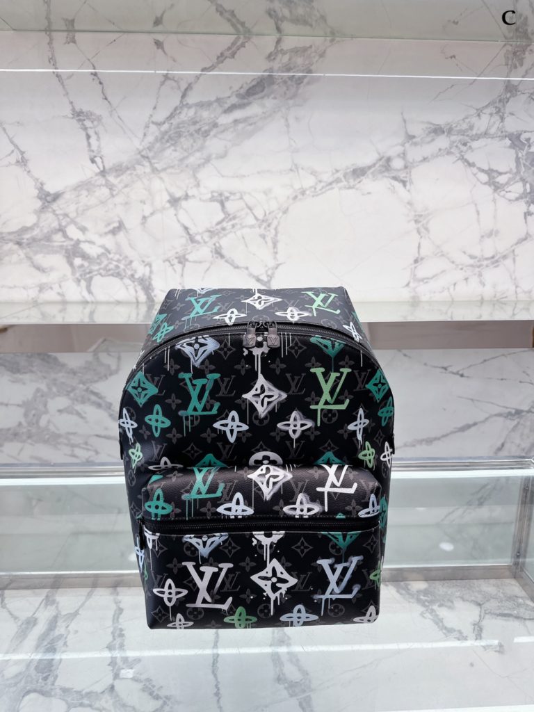 lv graffiti shoulder bag 🎒<br>Finally found a boy's commuter bag that can fit and is not ugly! Previously been carrying<br>Gaston Luga this brand from Sweden Stockholm day, the design is also very Scandinavian, clean lines, not the slightest drag ~<br>Layers are also very humane, in addition to the inner layer, there is a computer layer and several compartments for small things ~ capacity is also super large, 1-2 days of short trips is also completely enough to cope with. 30 38cm