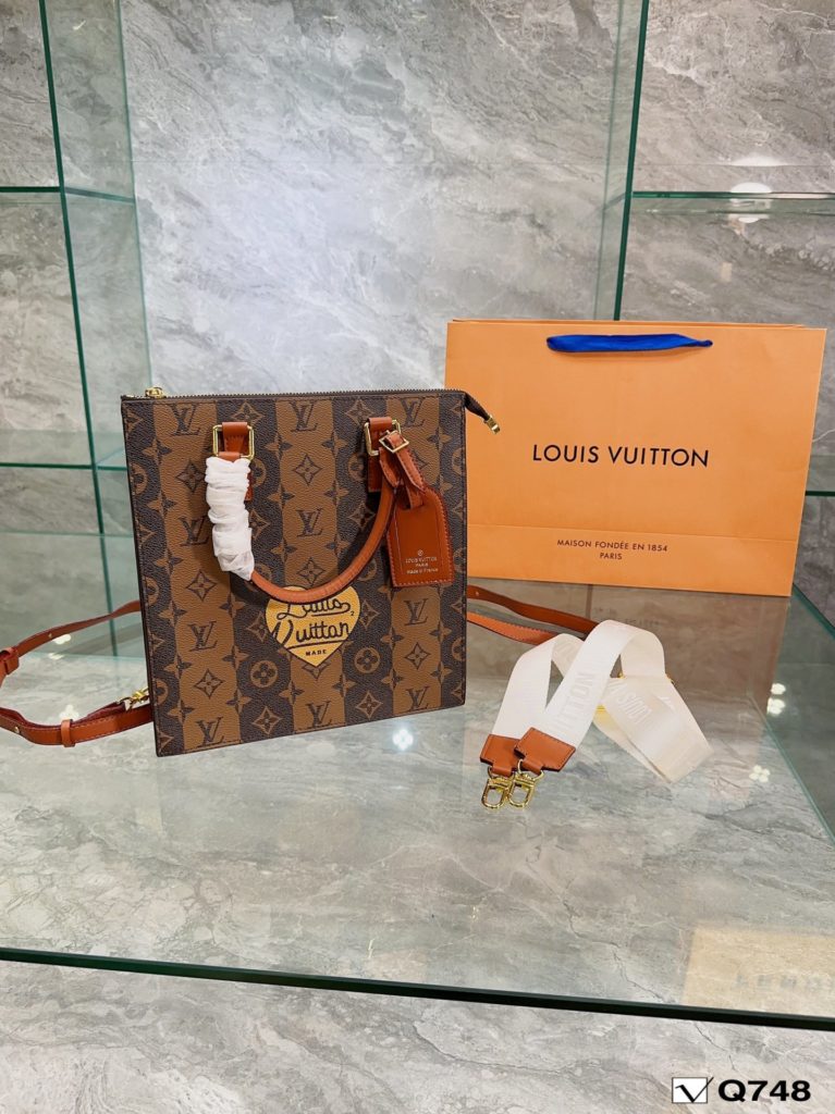 LV double shoulder new joint name now in Milan Fashion Week, vintage atmosphere directly pull full! The visual alone reveals a strong vintage atmosphere. Size: 26 28