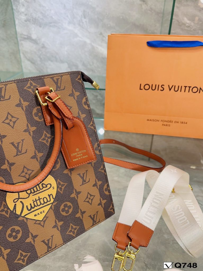 LV double shoulder new joint name now in Milan Fashion Week, vintage atmosphere directly pull full! The visual alone reveals a strong vintage atmosphere. Size: 26 28