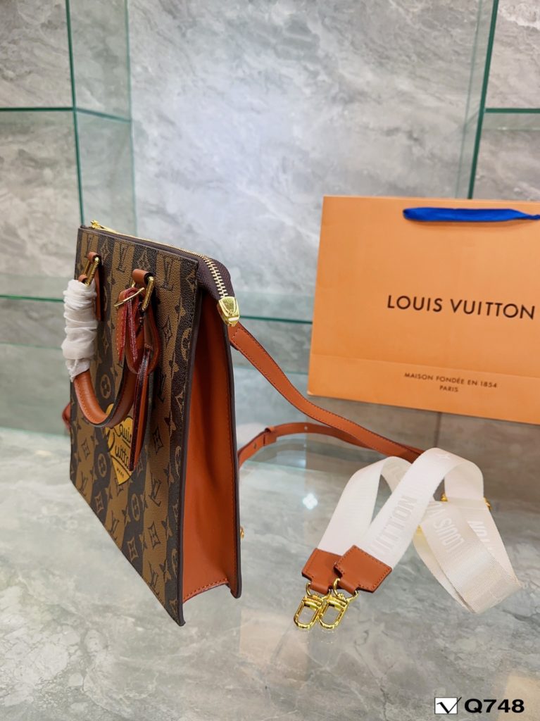 LV double shoulder new joint name now in Milan Fashion Week, vintage atmosphere directly pull full! The visual alone reveals a strong vintage atmosphere. Size: 26 28