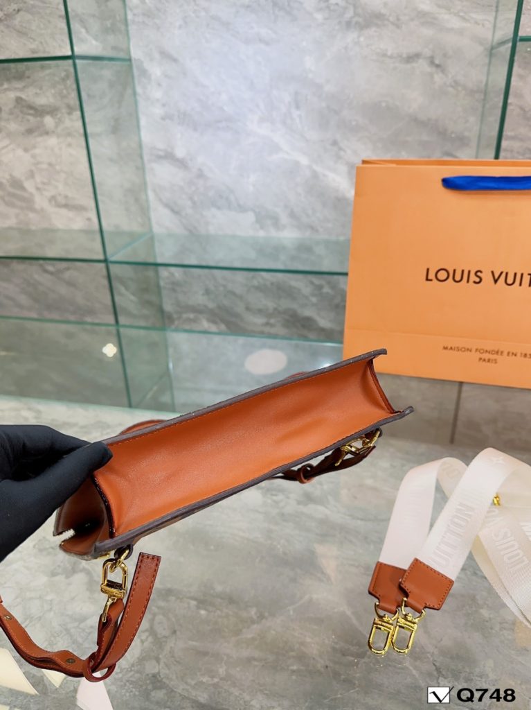 LV double shoulder new joint name now in Milan Fashion Week, vintage atmosphere directly pull full! The visual alone reveals a strong vintage atmosphere. Size: 26 28