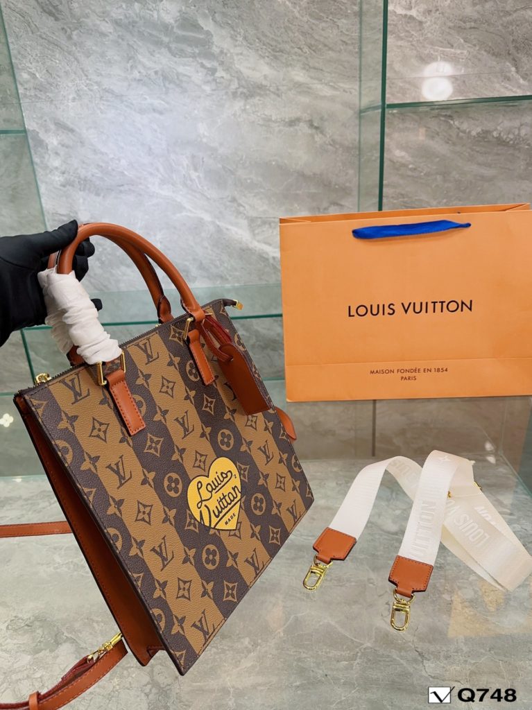 LV double shoulder new joint name now in Milan Fashion Week, vintage atmosphere directly pull full! The visual alone reveals a strong vintage atmosphere. Size: 26 28