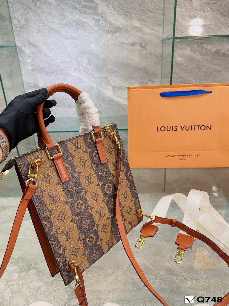 LV double shoulder new joint name now in Milan Fashion Week, vintage atmosphere directly pull full! The visual alone reveals a strong vintage atmosphere. Size: 26 28