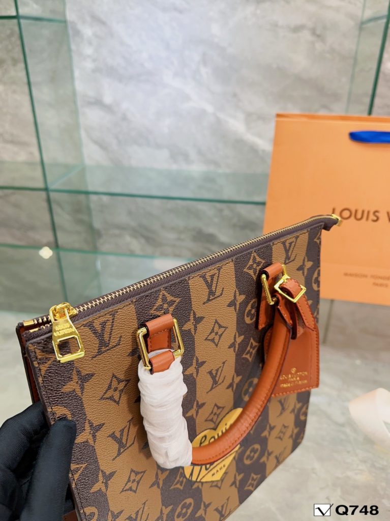 LV double shoulder new joint name now in Milan Fashion Week, vintage atmosphere directly pull full! The visual alone reveals a strong vintage atmosphere. Size: 26 28