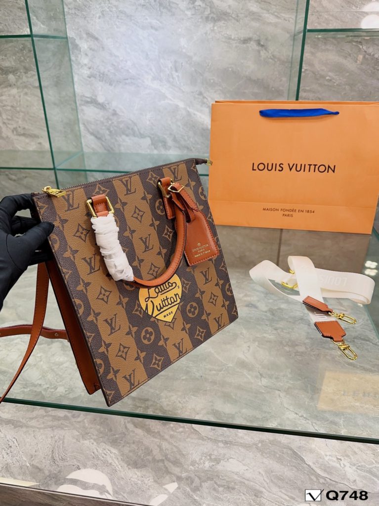 LV double shoulder new joint name now in Milan Fashion Week, vintage atmosphere directly pull full! The visual alone reveals a strong vintage atmosphere. Size: 26 28