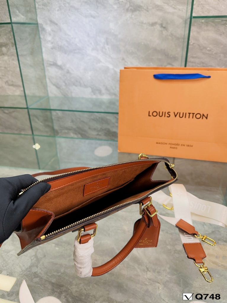 LV double shoulder new joint name now in Milan Fashion Week, vintage atmosphere directly pull full! The visual alone reveals a strong vintage atmosphere. Size: 26 28