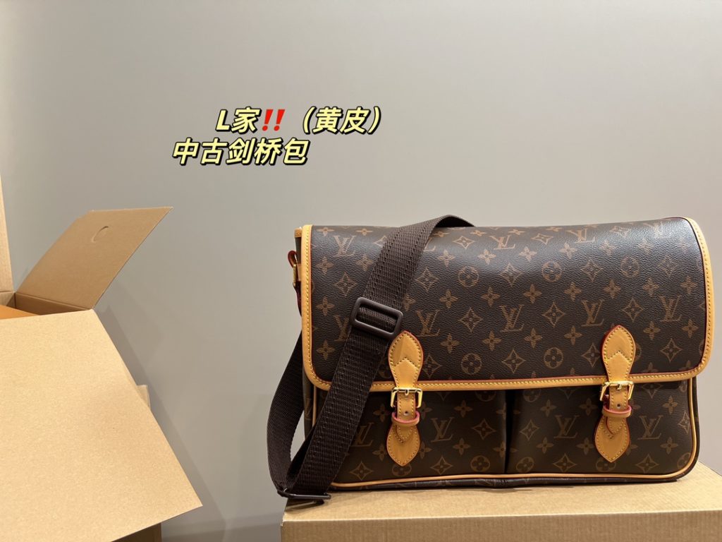 LV mid-vintage Cambridge bag<br>Cool and fashionable on the body<br>Super capacity<br>Any style can be easily managed