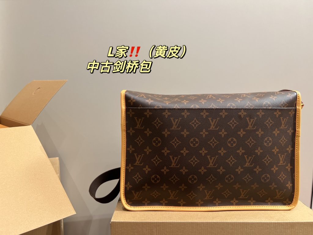 LV mid-vintage Cambridge bag<br>Cool and fashionable on the body<br>Super capacity<br>Any style can be easily managed