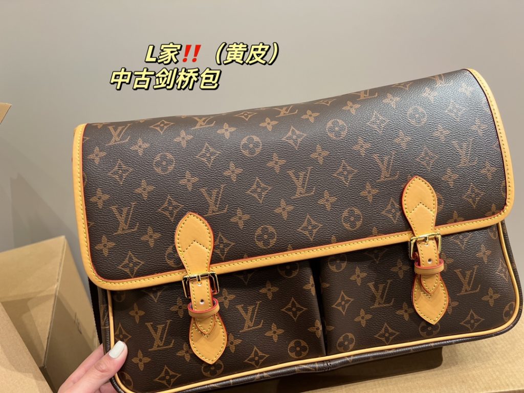 LV mid-vintage Cambridge bag<br>Cool and fashionable on the body<br>Super capacity<br>Any style can be easily managed