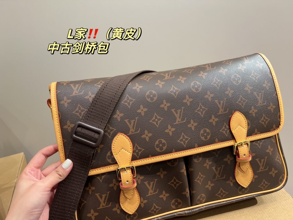 LV mid-vintage Cambridge bag<br>Cool and fashionable on the body<br>Super capacity<br>Any style can be easily managed