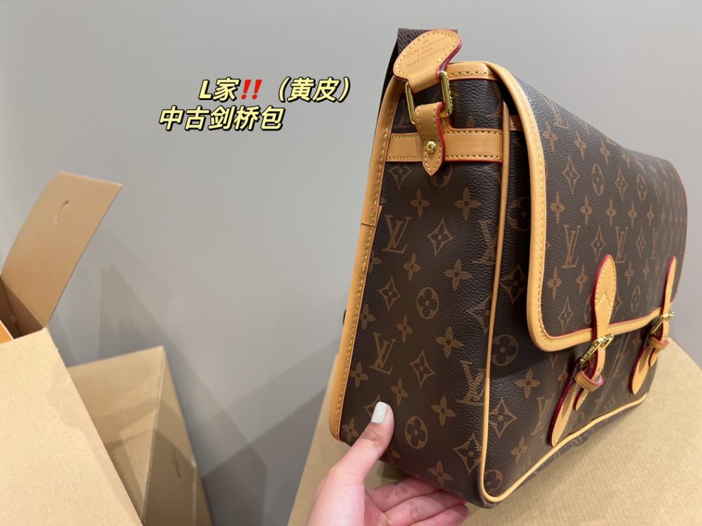 LV mid-vintage Cambridge bag<br>Cool and fashionable on the body<br>Super capacity<br>Any style can be easily managed