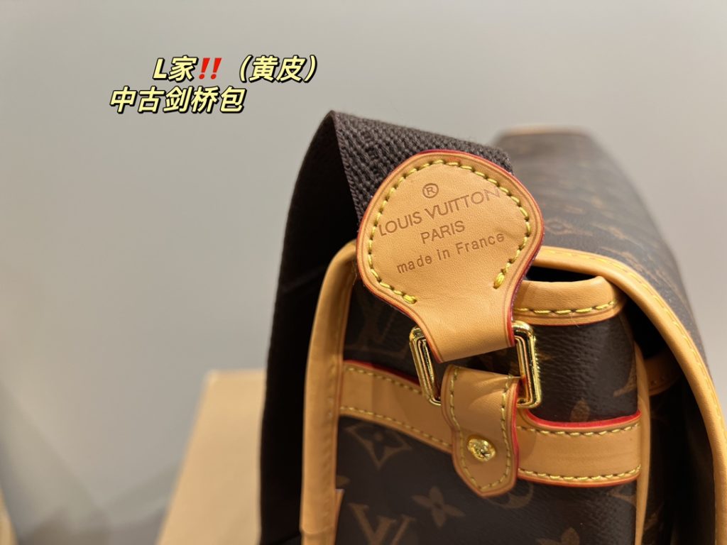 LV mid-vintage Cambridge bag<br>Cool and fashionable on the body<br>Super capacity<br>Any style can be easily managed