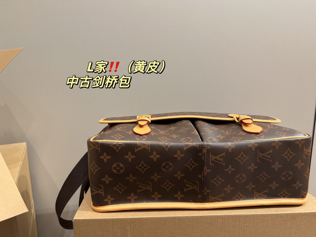 LV mid-vintage Cambridge bag<br>Cool and fashionable on the body<br>Super capacity<br>Any style can be easily managed