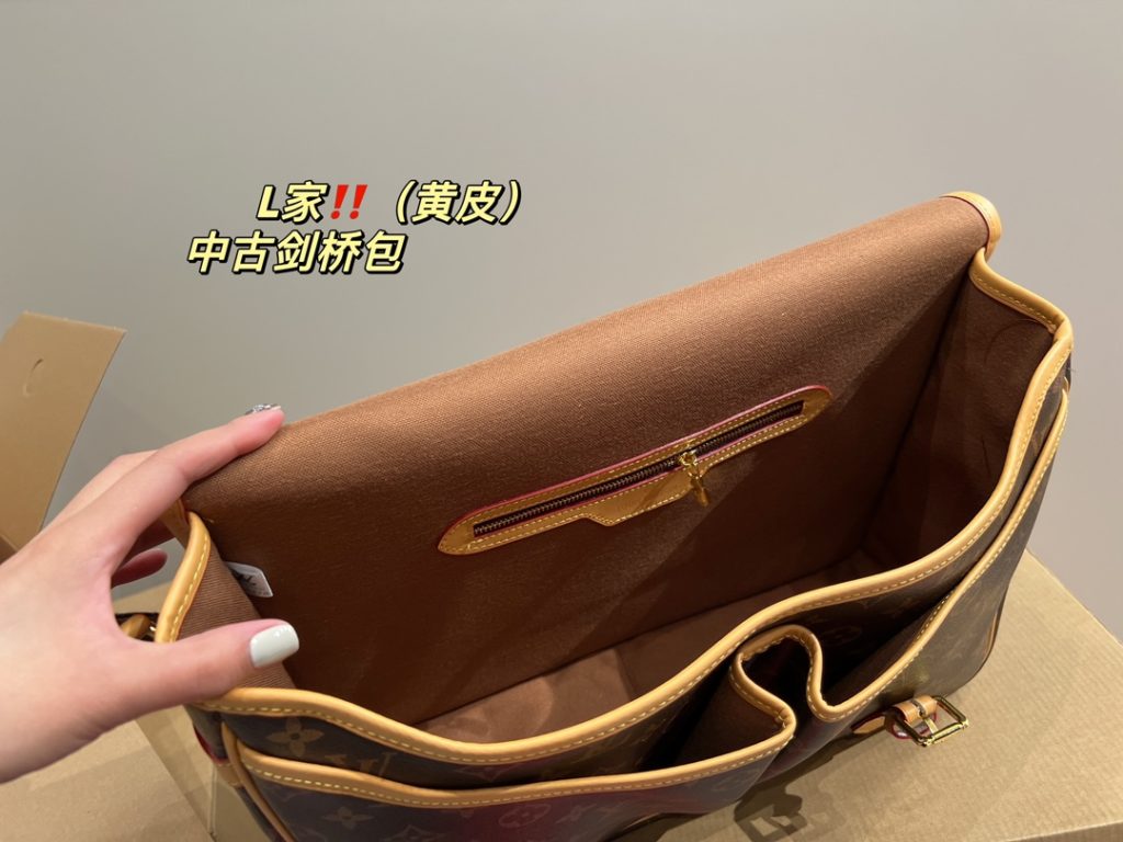 LV mid-vintage Cambridge bag<br>Cool and fashionable on the body<br>Super capacity<br>Any style can be easily managed