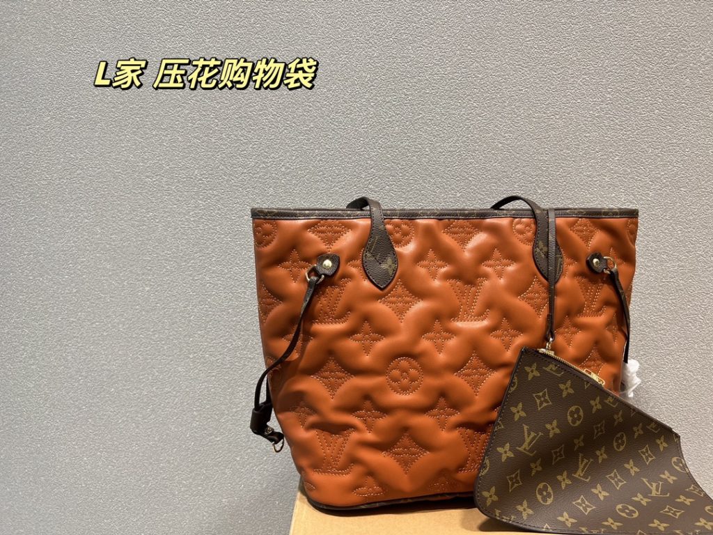 LV embossed shopping bag<br>It is stunningly beautiful<br>Simple atmosphere, fashionable sense