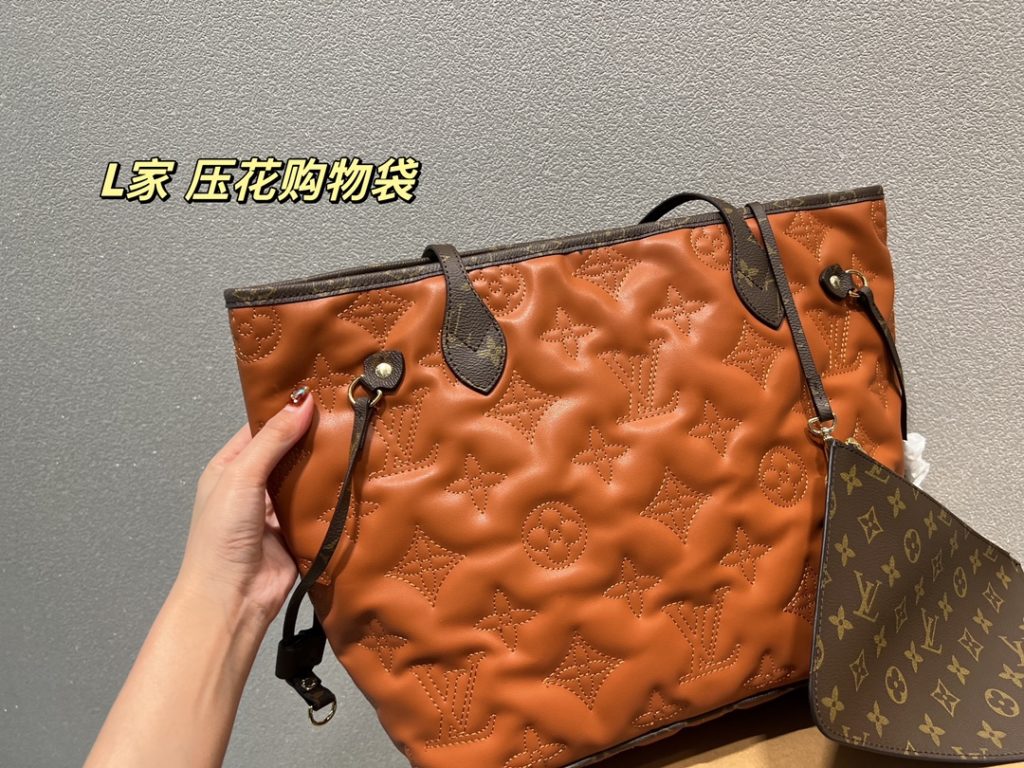 LV embossed shopping bag<br>It is stunningly beautiful<br>Simple atmosphere, fashionable sense