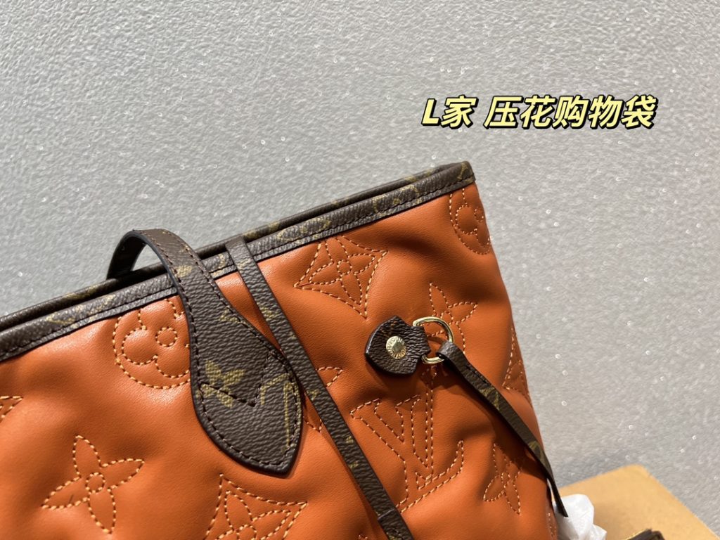 LV embossed shopping bag<br>It is stunningly beautiful<br>Simple atmosphere, fashionable sense