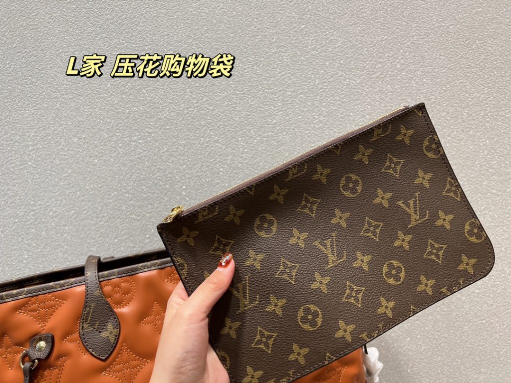 LV embossed shopping bag<br>It is stunningly beautiful<br>Simple atmosphere, fashionable sense