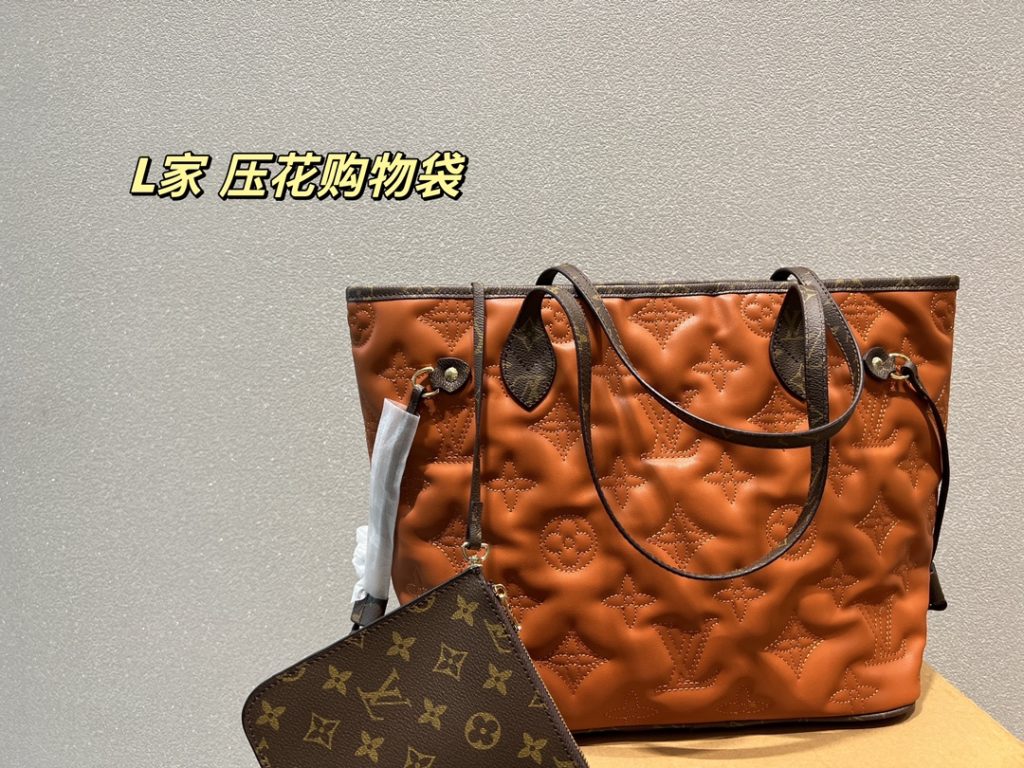 LV embossed shopping bag<br>It is stunningly beautiful<br>Simple atmosphere, fashionable sense