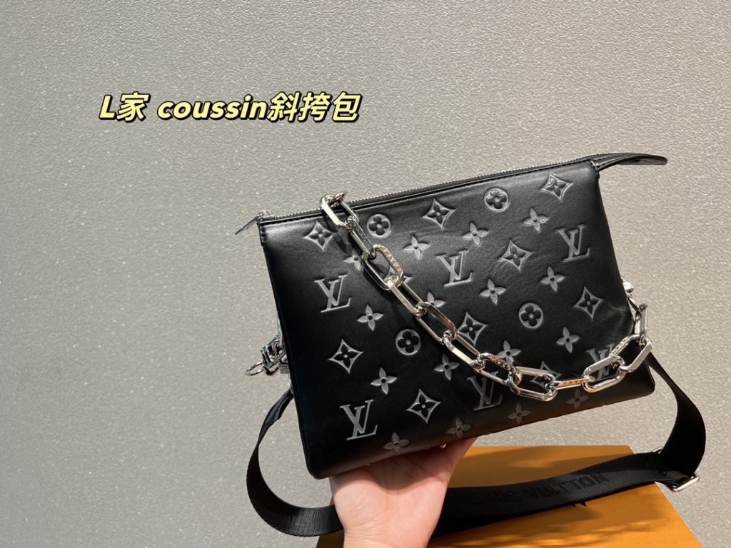 LV coussin crossbody bag<br>Super good match<br>Suitable for daily travel<br>A must-have