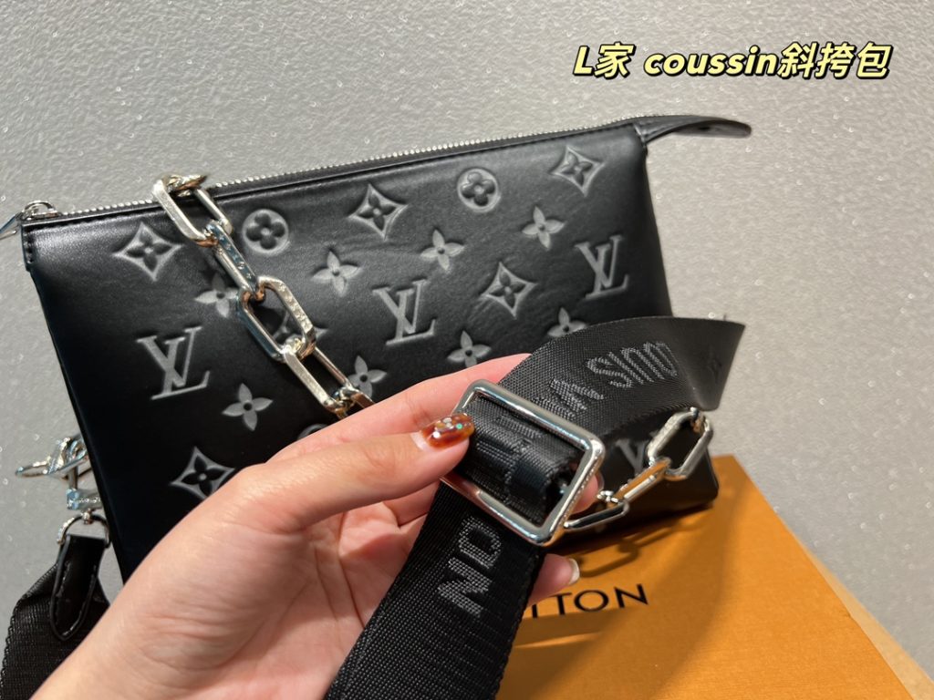 LV coussin crossbody bag<br>Super good match<br>Suitable for daily travel<br>A must-have