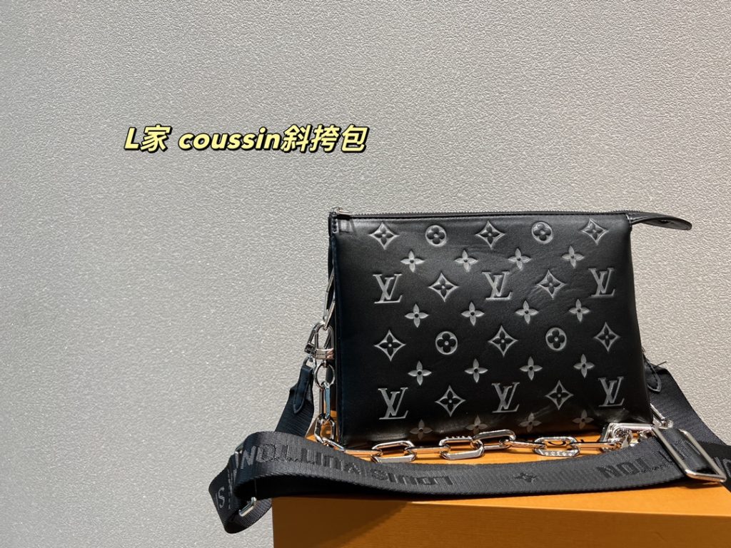 LV coussin crossbody bag<br>Super good match<br>Suitable for daily travel<br>A must-have