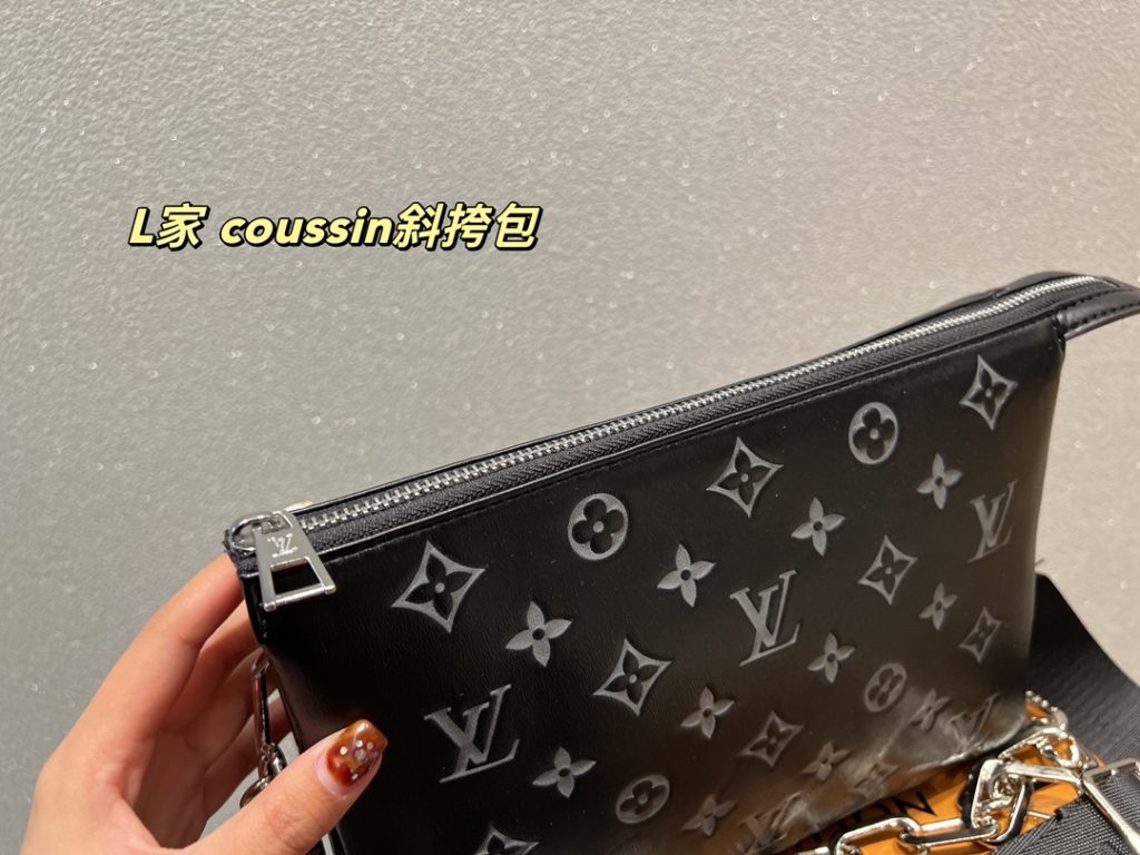 LV coussin crossbody bag<br>Super good match<br>Suitable for daily travel<br>A must-have