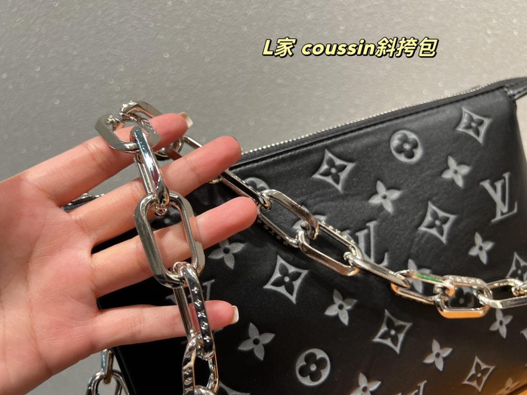 LV coussin crossbody bag<br>Super good match<br>Suitable for daily travel<br>A must-have