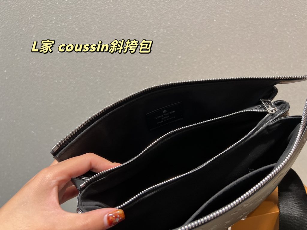 LV coussin crossbody bag<br>Super good match<br>Suitable for daily travel<br>A must-have