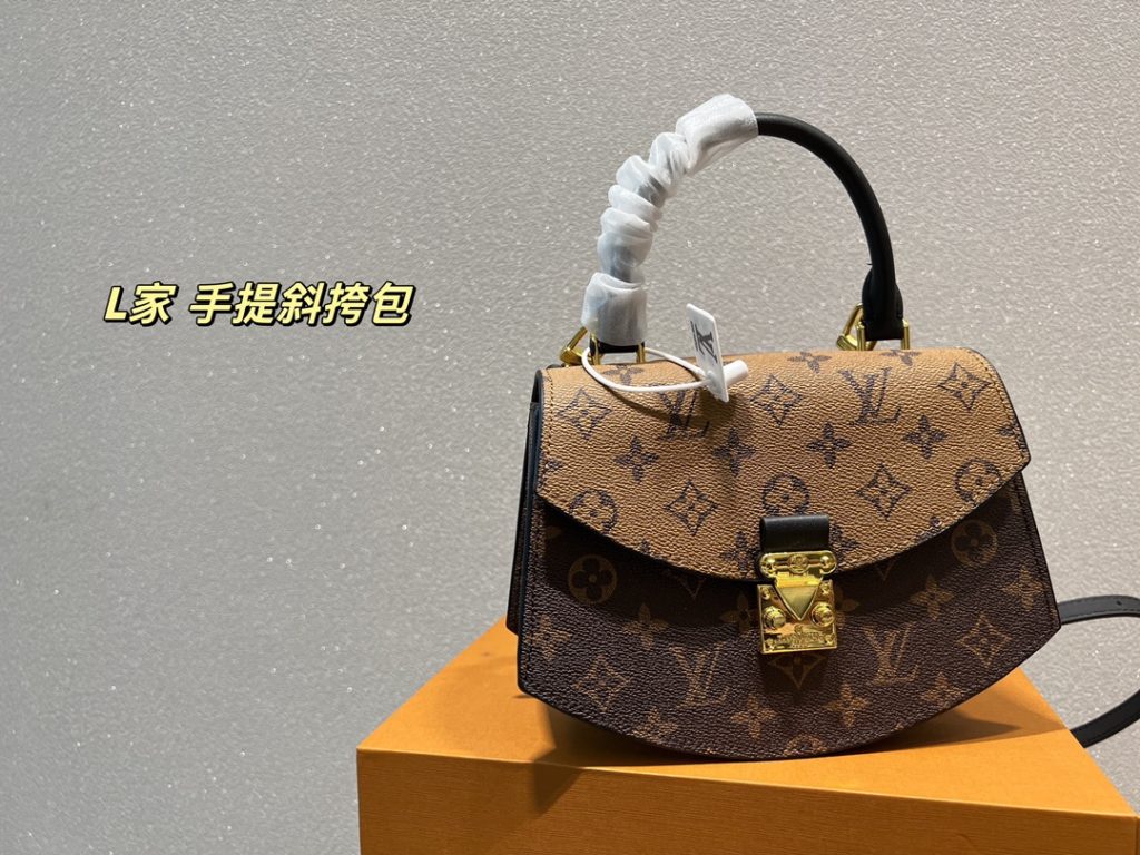 LV handbag crossbody<br>It is stunningly beautiful<br>Simple atmosphere, fashionable sense