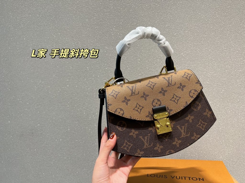 LV handbag crossbody<br>It is stunningly beautiful<br>Simple atmosphere, fashionable sense