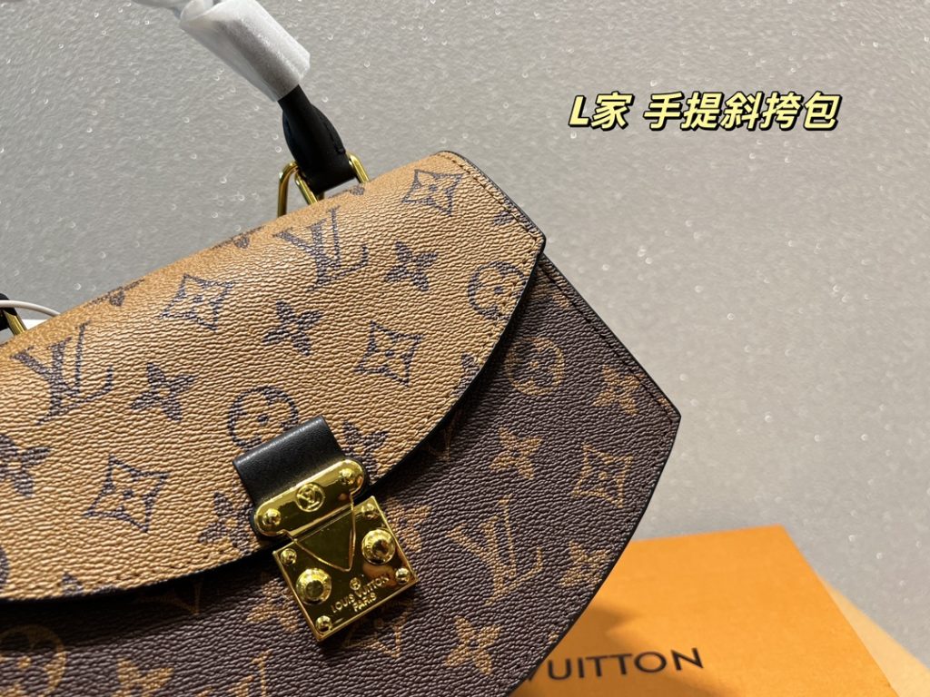 LV handbag crossbody<br>It is stunningly beautiful<br>Simple atmosphere, fashionable sense