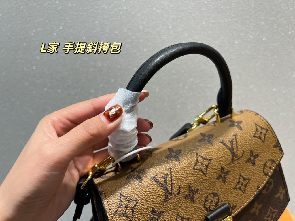 LV handbag crossbody<br>It is stunningly beautiful<br>Simple atmosphere, fashionable sense