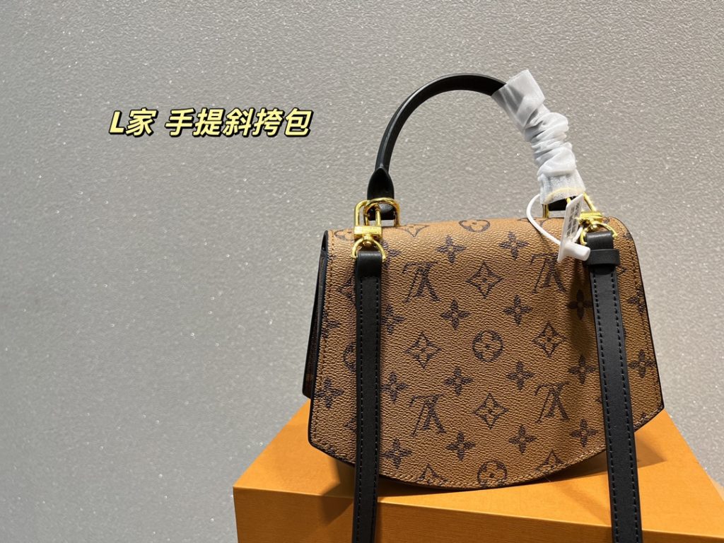 LV handbag crossbody<br>It is stunningly beautiful<br>Simple atmosphere, fashionable sense