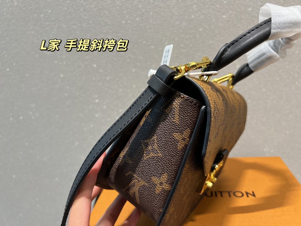 LV handbag crossbody<br>It is stunningly beautiful<br>Simple atmosphere, fashionable sense