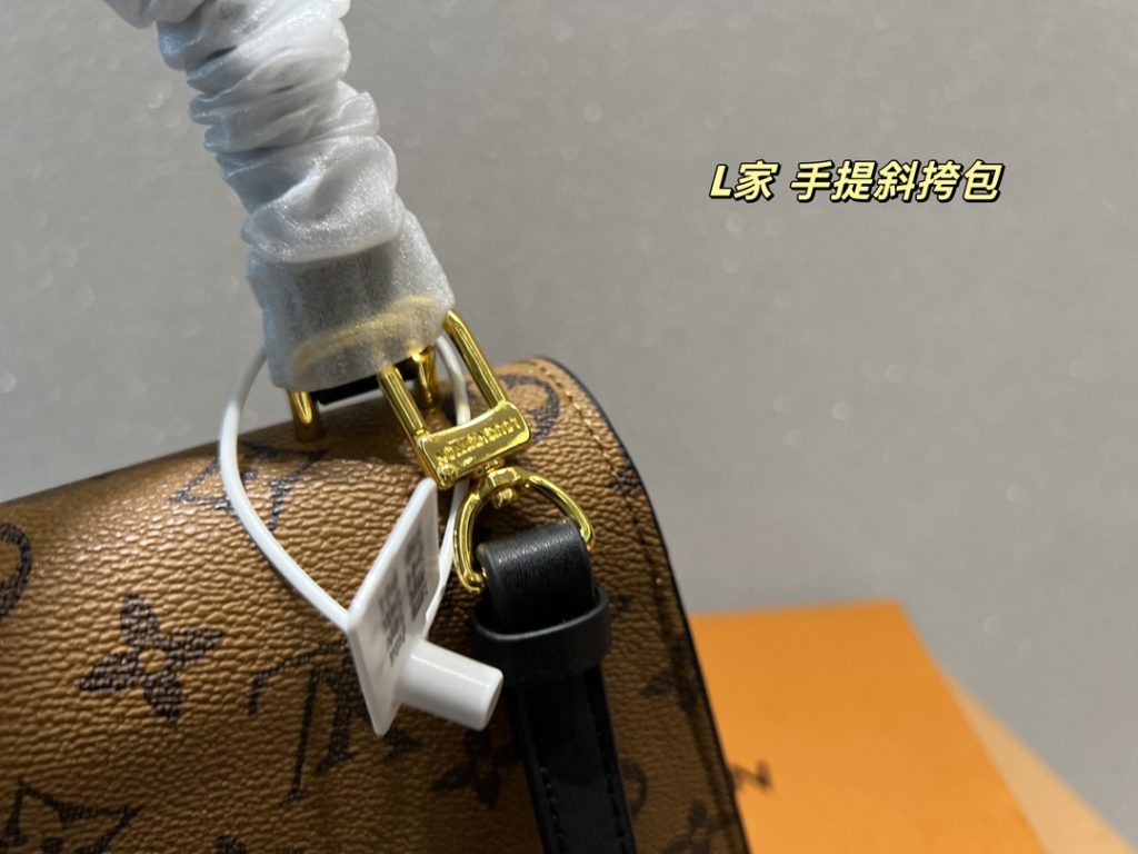 LV handbag crossbody<br>It is stunningly beautiful<br>Simple atmosphere, fashionable sense