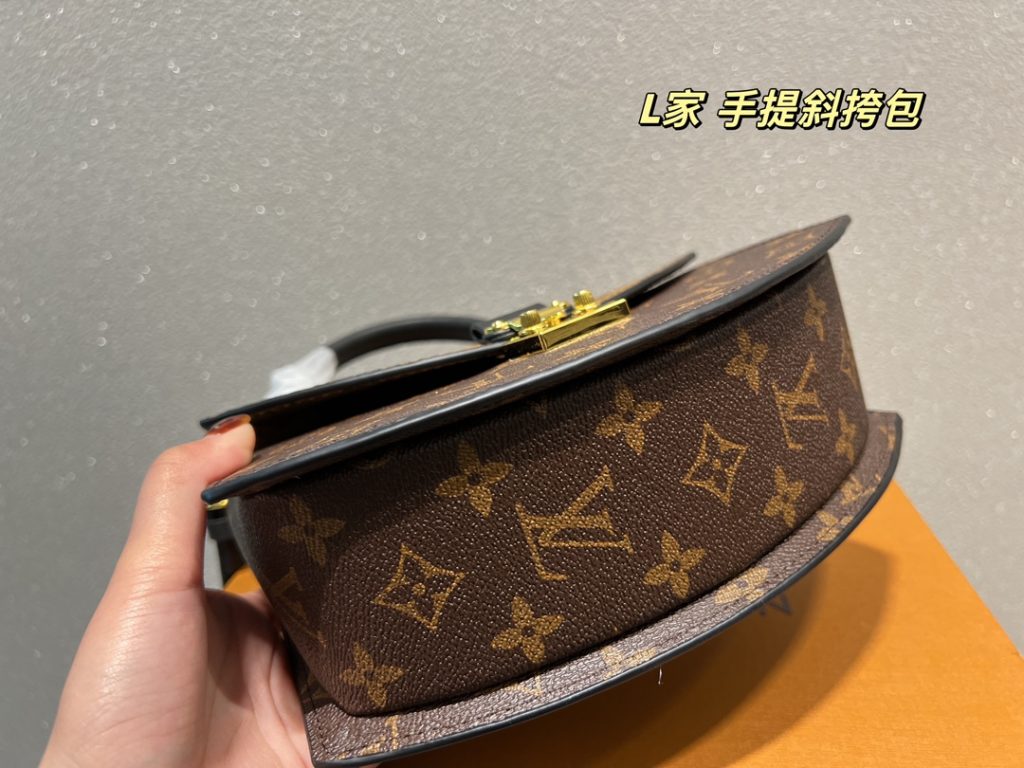 LV handbag crossbody<br>It is stunningly beautiful<br>Simple atmosphere, fashionable sense