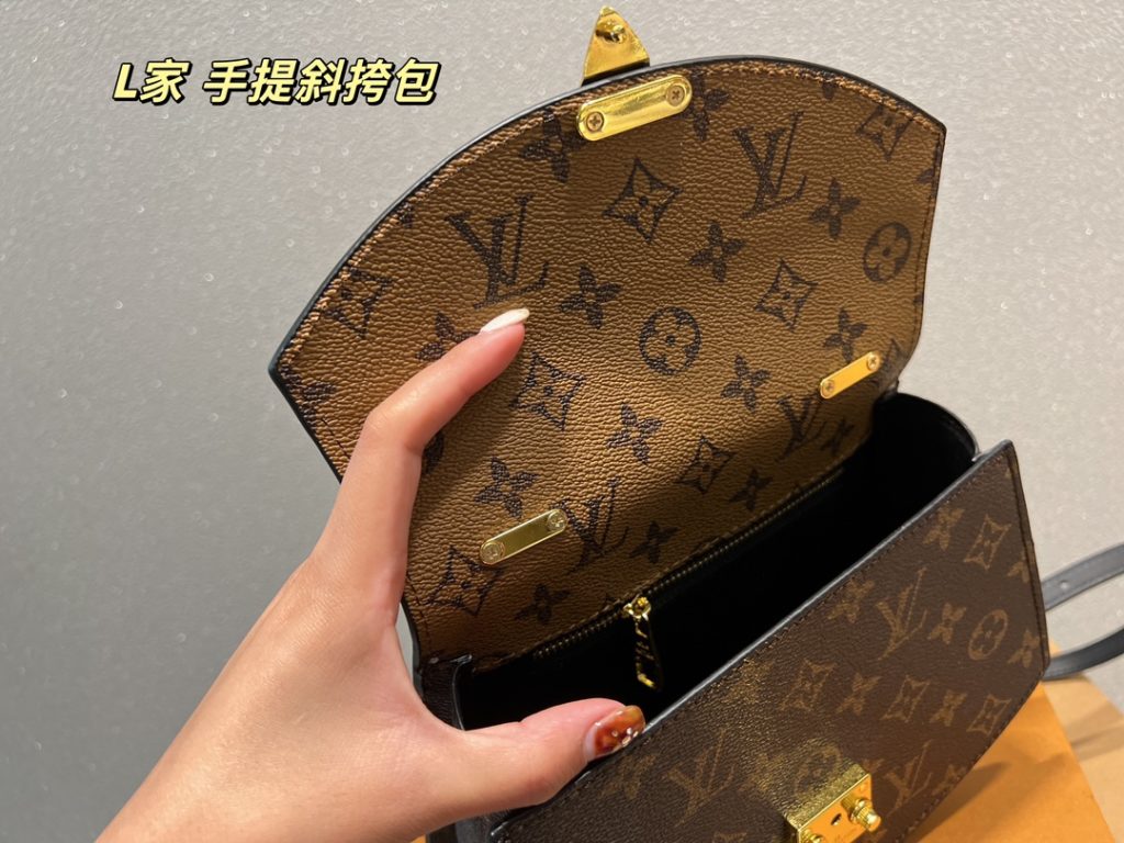 LV handbag crossbody<br>It is stunningly beautiful<br>Simple atmosphere, fashionable sense